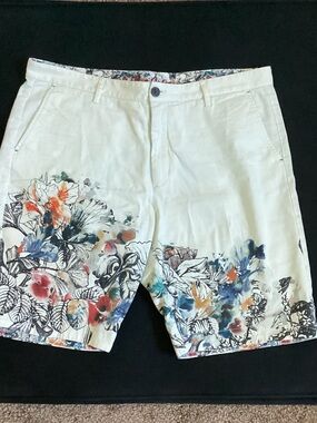 Robert Graham White Floral Hem Flat-Front Shorts